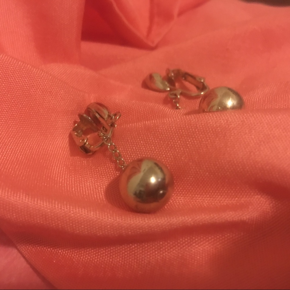Vintage Sarah Coventry clip on earrings gold tone